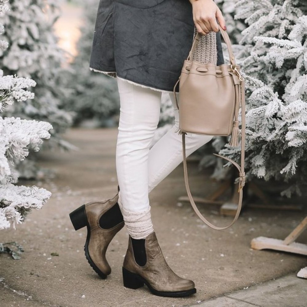 Frye Sabrina Chelsea Vintage Tan/Brown Suede Classic Casual Heeled Ankle Booties - Picture 4 of 16